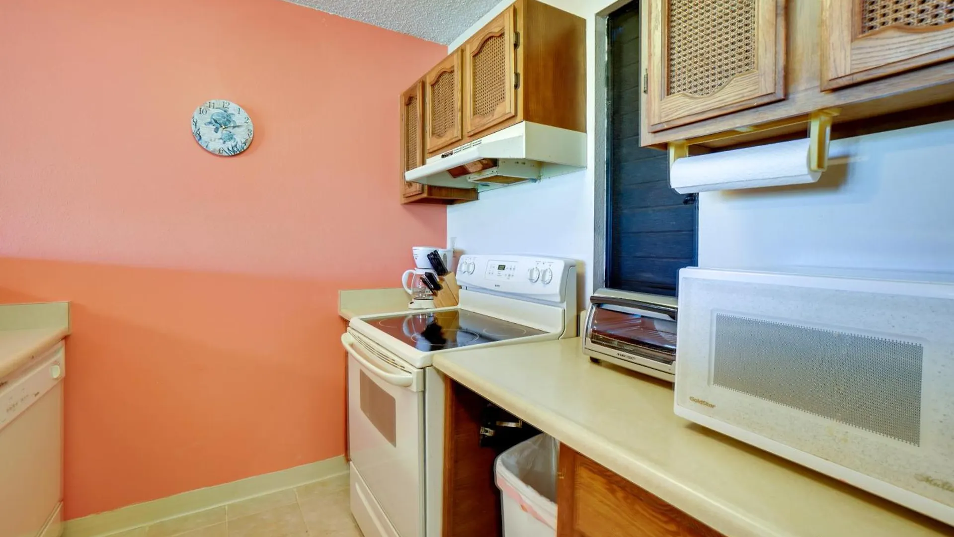 Quiet Maunaloa Condo With Pool, Ocean Views! アパート