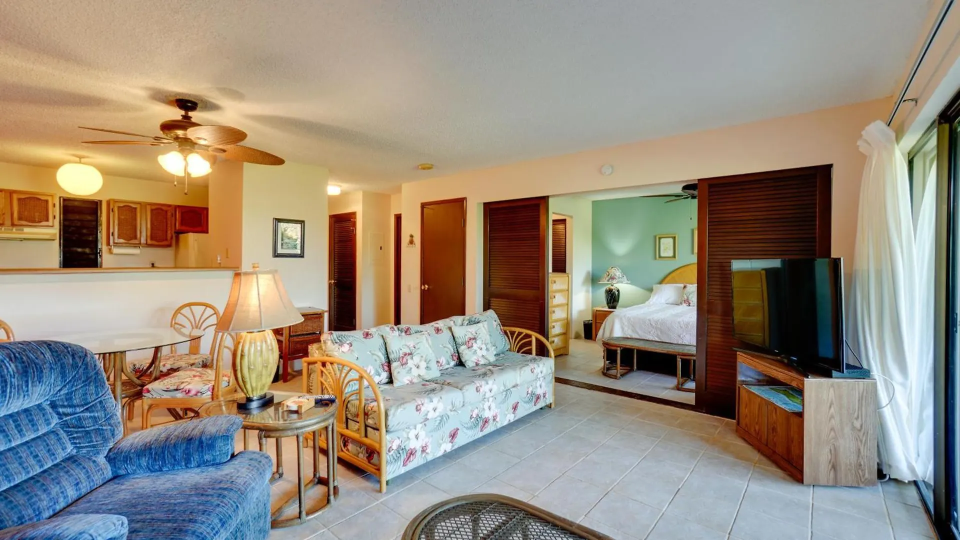 Quiet Maunaloa Condo With Pool, Ocean Views! アパート